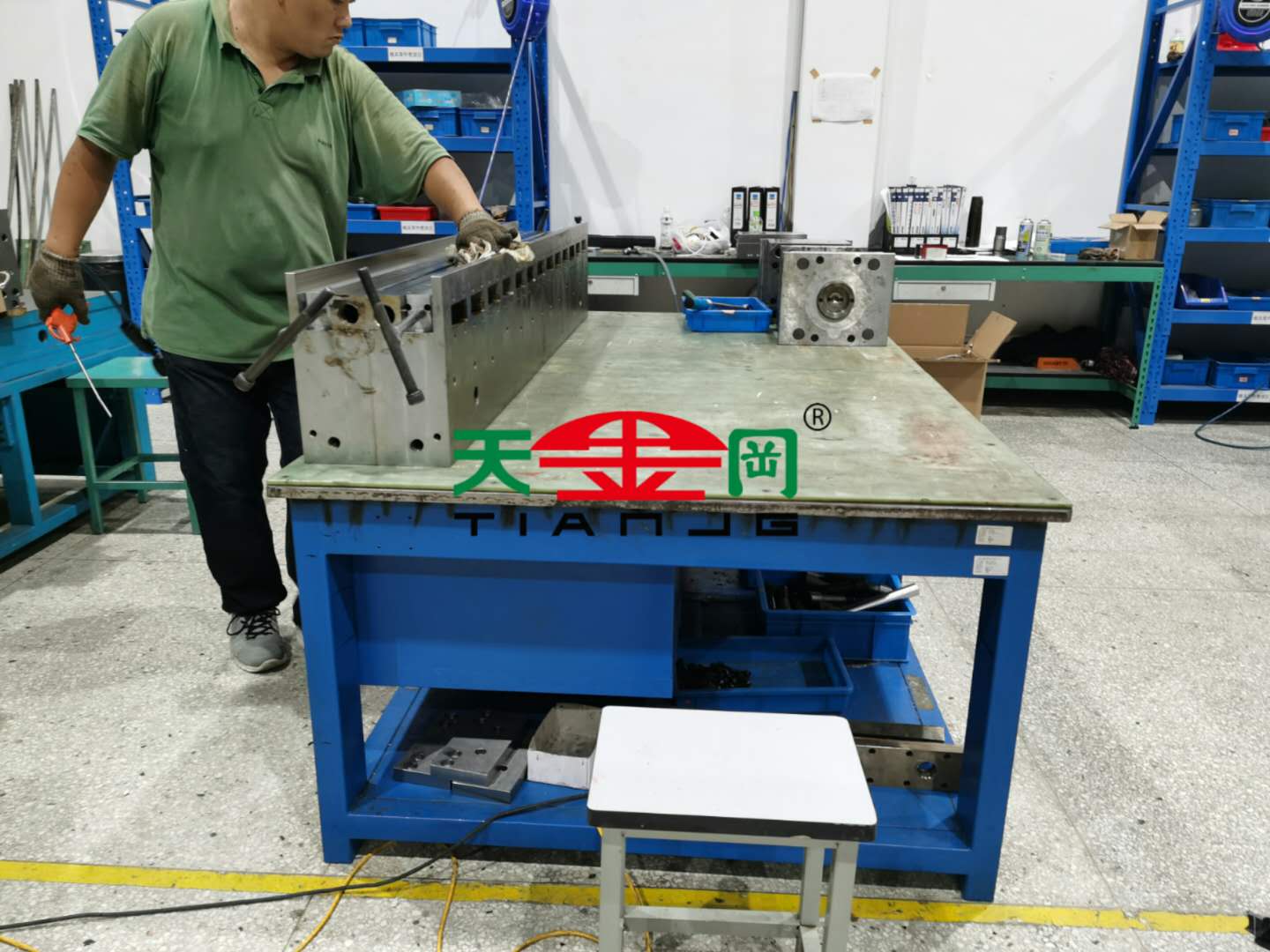 鉗工工作臺(tái)